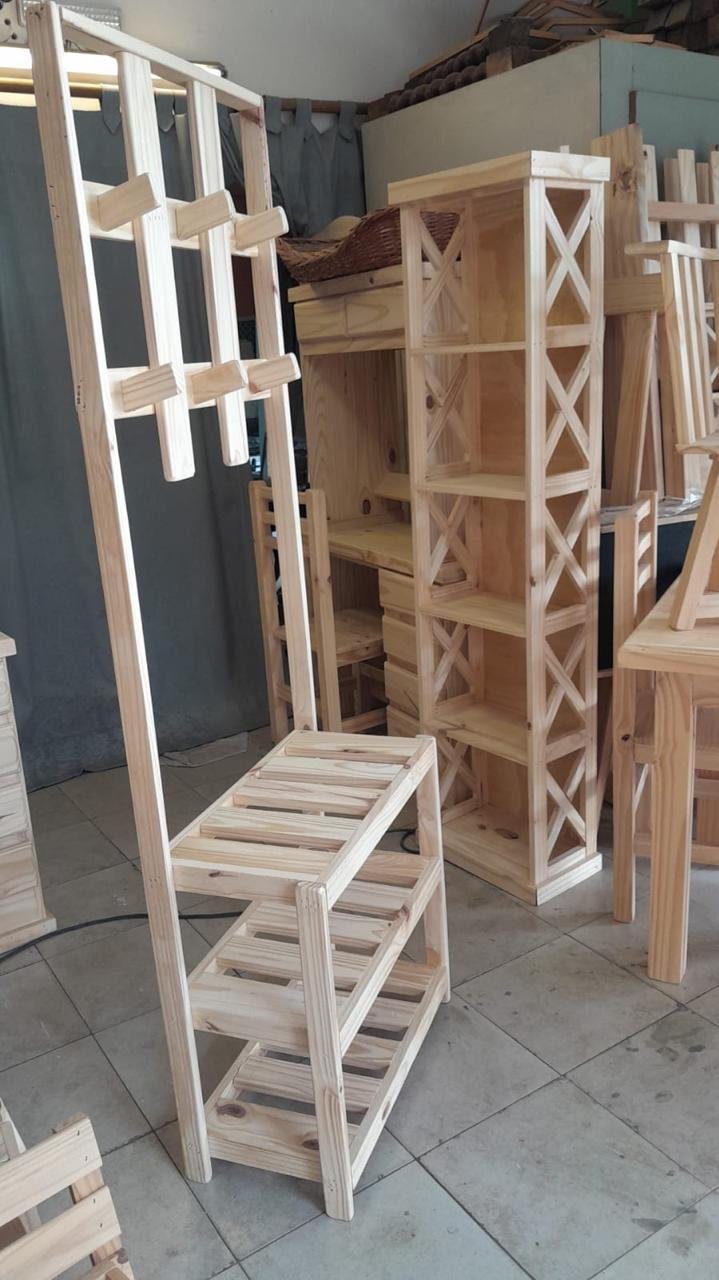 perchero con estantes